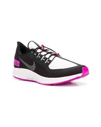 Chaussures de sport noires et blanches Nike