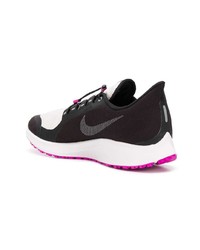 Chaussures de sport noires et blanches Nike