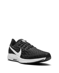 Chaussures de sport noires et blanches Nike