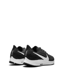 Chaussures de sport noires et blanches Nike