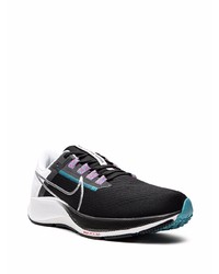 Chaussures de sport noires et blanches Nike