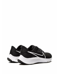 Chaussures de sport noires et blanches Nike