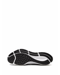 Chaussures de sport noires et blanches Nike