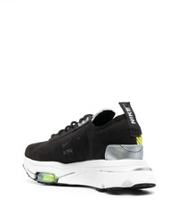 Chaussures de sport noires et blanches Nike