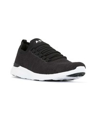 Chaussures de sport noires et blanches APL Athletic Propulsion Labs