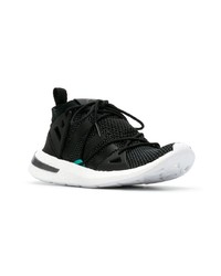 Chaussures de sport noires et blanches adidas