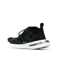 Chaussures de sport noires et blanches adidas