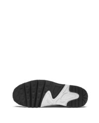 Chaussures de sport noires et blanches Nike