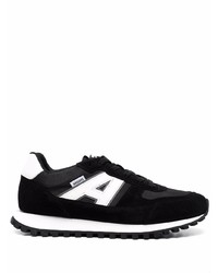 Chaussures de sport noires et blanches Axel Arigato