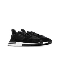 Chaussures de sport noires et blanches adidas