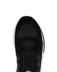 Chaussures de sport noires et blanches adidas