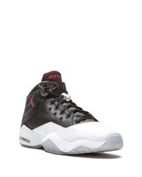 Chaussures de sport noires et blanches Jordan