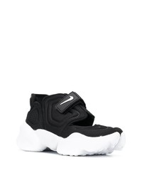 Chaussures de sport noires et blanches Nike