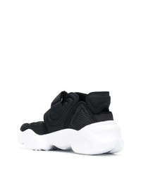 Chaussures de sport noires et blanches Nike