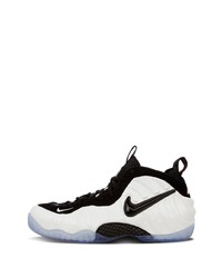 Chaussures de sport noires et blanches Nike