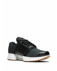 Chaussures de sport noires et blanches adidas