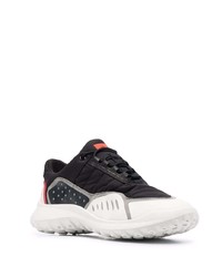 Chaussures de sport noires et blanches Camper