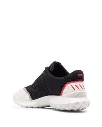 Chaussures de sport noires et blanches Camper