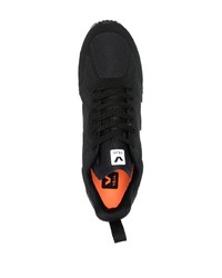 Chaussures de sport noires et blanches Veja