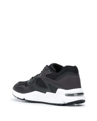 Chaussures de sport noires et blanches New Balance