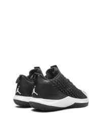 Chaussures de sport noires et blanches Jordan