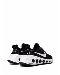 Chaussures de sport noires et blanches Nike