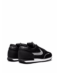 Chaussures de sport noires et blanches Nike