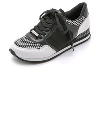 Chaussures de sport noires et blanches DKNY
