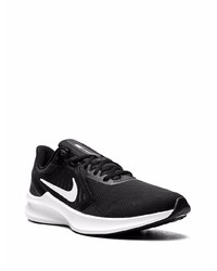 Chaussures de sport noires et blanches Nike