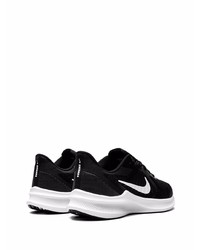 Chaussures de sport noires et blanches Nike