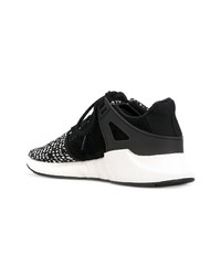 Chaussures de sport noires et blanches adidas