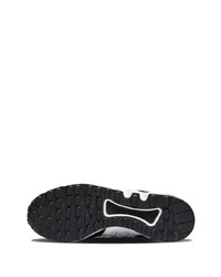 Chaussures de sport noires et blanches adidas