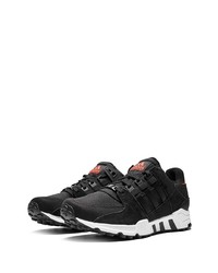 Chaussures de sport noires et blanches adidas