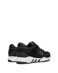 Chaussures de sport noires et blanches adidas