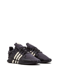 Chaussures de sport noires et blanches adidas