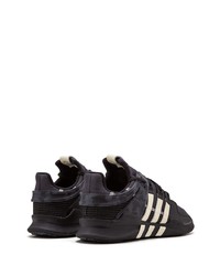 Chaussures de sport noires et blanches adidas