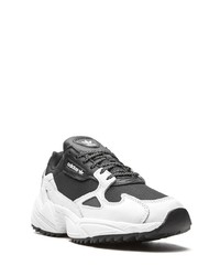 Chaussures de sport noires et blanches adidas