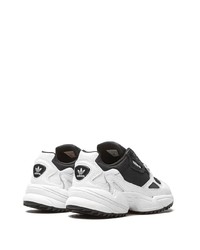 Chaussures de sport noires et blanches adidas