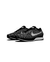 Chaussures de sport noires et blanches Nike