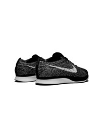 Chaussures de sport noires et blanches Nike