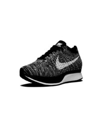 Chaussures de sport noires et blanches Nike