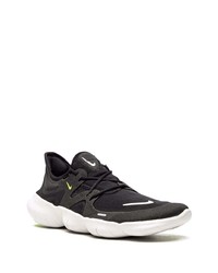 Chaussures de sport noires et blanches Nike