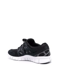 Chaussures de sport noires et blanches Nike