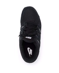 Chaussures de sport noires et blanches Nike