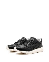 Chaussures de sport noires et blanches Asics