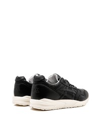 Chaussures de sport noires et blanches Asics