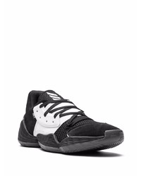 Chaussures de sport noires et blanches adidas