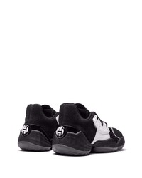 Chaussures de sport noires et blanches adidas