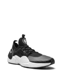 Chaussures de sport noires et blanches Nike