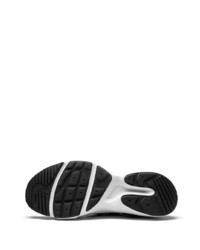 Chaussures de sport noires et blanches Nike